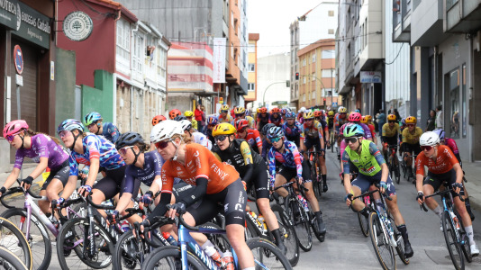 La tercera etapa de La Vuelta femenina pasó esta tarde por Carballo dejando imágenes espectaculares