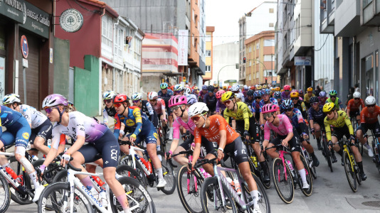La tercera etapa de La Vuelta femenina pasó esta tarde por Carballo dejando imágenes espectaculares