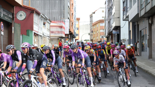 La tercera etapa de La Vuelta femenina pasó esta tarde por Carballo dejando imágenes espectaculares