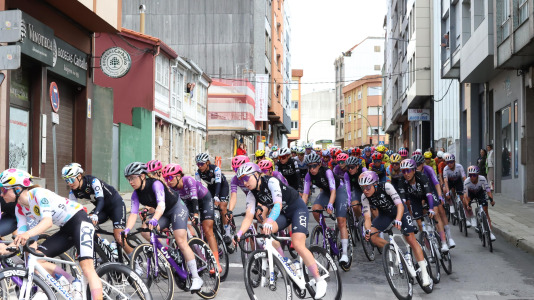La tercera etapa de La Vuelta femenina pasó esta tarde por Carballo dejando imágenes espectaculares
