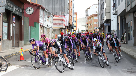 La tercera etapa de La Vuelta femenina pasó esta tarde por Carballo dejando imágenes espectaculares