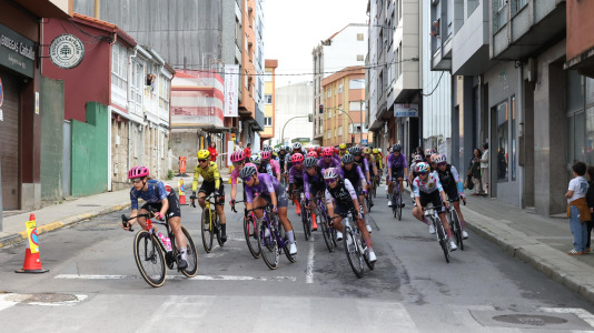 La tercera etapa de La Vuelta femenina pasó esta tarde por Carballo dejando imágenes espectaculares