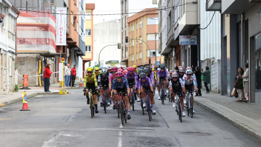 La tercera etapa de La Vuelta femenina pasó esta tarde por Carballo dejando imágenes espectaculares