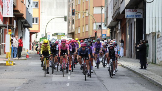 La tercera etapa de La Vuelta femenina pasó esta tarde por Carballo dejando imágenes espectaculares