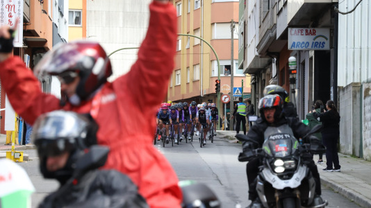 La tercera etapa de La Vuelta femenina pasó esta tarde por Carballo dejando imágenes espectaculares