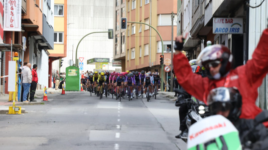 La tercera etapa de La Vuelta femenina pasó esta tarde por Carballo dejando imágenes espectaculares