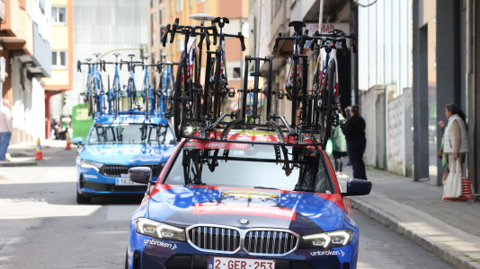 La tercera etapa de La Vuelta femenina pasó esta tarde por Carballo dejando imágenes espectaculares