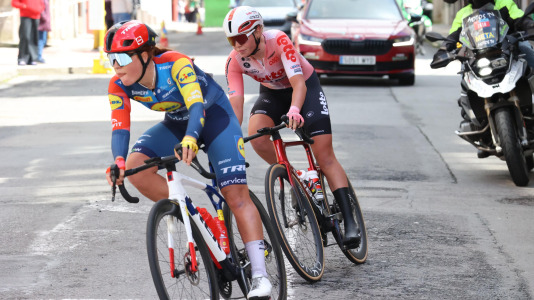 La tercera etapa de La Vuelta femenina pasó esta tarde por Carballo dejando imágenes espectaculares
