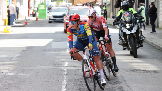 La tercera etapa de La Vuelta femenina pasó esta tarde por Carballo dejando imágenes espectaculares