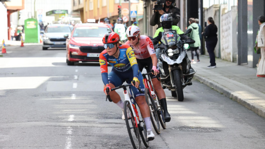La tercera etapa de La Vuelta femenina pasó esta tarde por Carballo dejando imágenes espectaculares