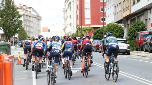 La tercera etapa de La Vuelta femenina pasó esta tarde por Carballo dejando imágenes espectaculares