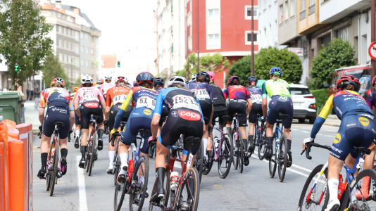 La tercera etapa de La Vuelta femenina pasó esta tarde por Carballo dejando imágenes espectaculares