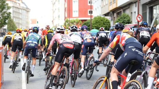 La tercera etapa de La Vuelta femenina pasó esta tarde por Carballo dejando imágenes espectaculares