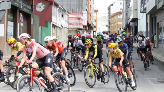 La tercera etapa de La Vuelta femenina pasó esta tarde por Carballo dejando imágenes espectaculares
