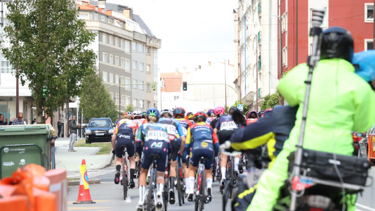 La tercera etapa de La Vuelta femenina pasó esta tarde por Carballo dejando imágenes espectaculares