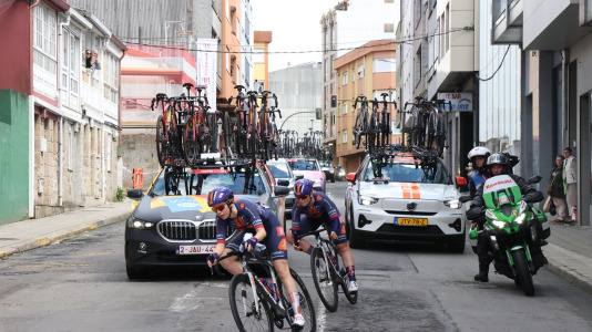 La tercera etapa de La Vuelta femenina pasó esta tarde por Carballo dejando imágenes espectaculares