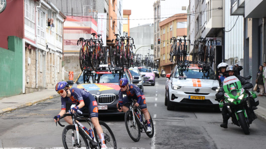 La tercera etapa de La Vuelta femenina pasó esta tarde por Carballo dejando imágenes espectaculares