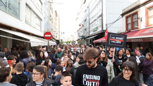 Unas 300 personas se manifestaron en Carballo para exigir mejoras en cubrir las necesidades del alumnado con necesidades especiales
