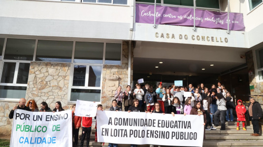 Unas 300 personas se manifestaron en Carballo para exigir mejoras en cubrir las necesidades del alumnado con necesidades especiales