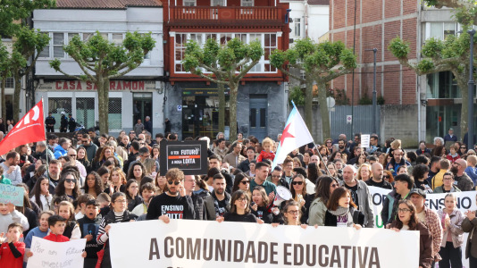 Unas 300 personas se manifestaron en Carballo para exigir mejoras en cubrir las necesidades del alumnado con necesidades especiales