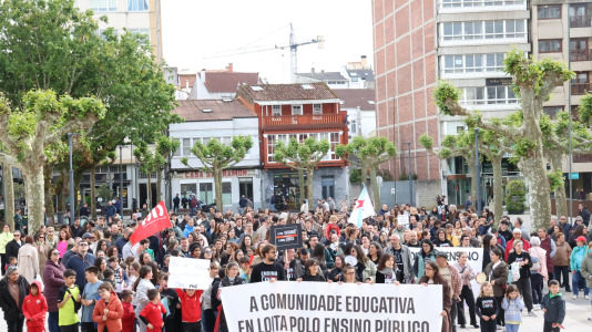 Unas 300 personas se manifestaron en Carballo para exigir mejoras en cubrir las necesidades del alumnado con necesidades especiales