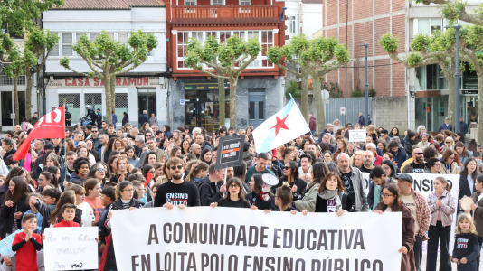 Unas 300 personas se manifestaron en Carballo para exigir mejoras en cubrir las necesidades del alumnado con necesidades especiales