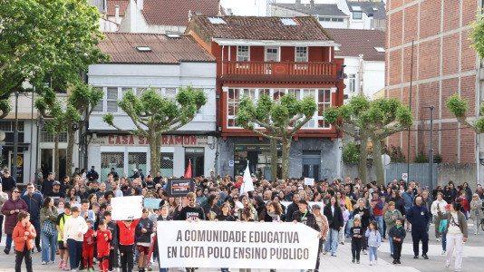 Unas 300 personas se manifestaron en Carballo para exigir mejoras en cubrir las necesidades del alumnado con necesidades especiales
