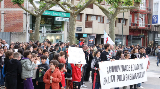 Unas 300 personas se manifestaron en Carballo para exigir mejoras en cubrir las necesidades del alumnado con necesidades especiales