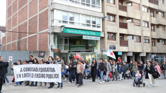 Unas 300 personas se manifestaron en Carballo para exigir mejoras en cubrir las necesidades del alumnado con necesidades especiales