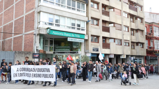 Unas 300 personas se manifestaron en Carballo para exigir mejoras en cubrir las necesidades del alumnado con necesidades especiales