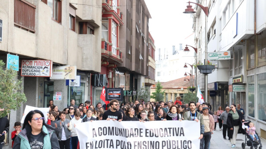 Unas 300 personas se manifestaron en Carballo para exigir mejoras en cubrir las necesidades del alumnado con necesidades especiales