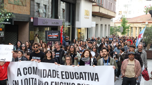 Unas 300 personas se manifestaron en Carballo para exigir mejoras en cubrir las necesidades del alumnado con necesidades especiales