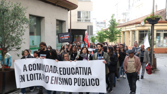 Unas 300 personas se manifestaron en Carballo para exigir mejoras en cubrir las necesidades del alumnado con necesidades especiales
