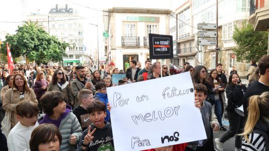 Unas 300 personas se manifestaron en Carballo para exigir mejoras en cubrir las necesidades del alumnado con necesidades especiales
