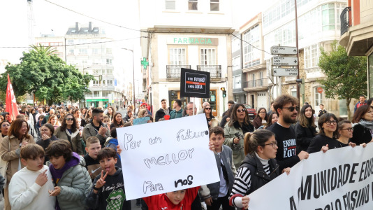Unas 300 personas se manifestaron en Carballo para exigir mejoras en cubrir las necesidades del alumnado con necesidades especiales