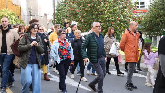 Unas 300 personas se manifestaron en Carballo para exigir mejoras en cubrir las necesidades del alumnado con necesidades especiales