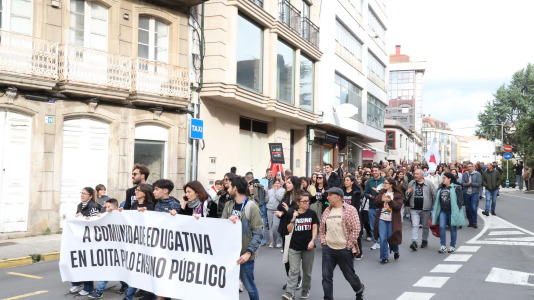 Unas 300 personas se manifestaron en Carballo para exigir mejoras en cubrir las necesidades del alumnado con necesidades especiales