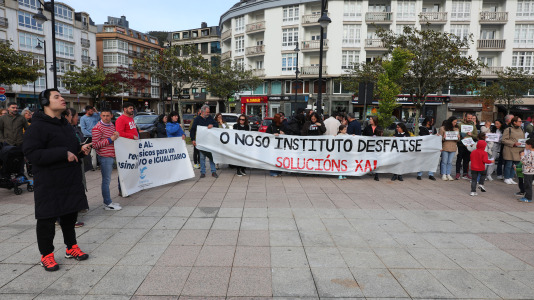 La comunidad educativa de Cee también salió a la calle para defender la educación pública de calidad