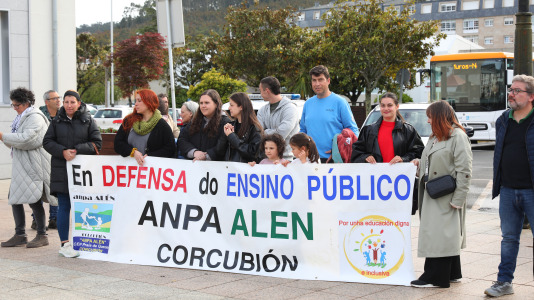 La comunidad educativa de Cee también salió a la calle para defender la educación pública de calidad