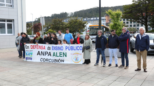 La comunidad educativa de Cee también salió a la calle para defender la educación pública de calidad