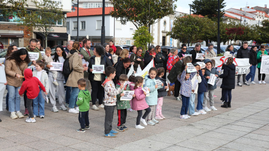 La comunidad educativa de Cee también salió a la calle para defender la educación pública de calidad
