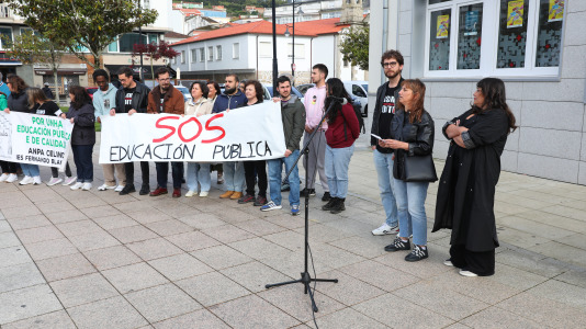 La comunidad educativa de Cee también salió a la calle para defender la educación pública de calidad