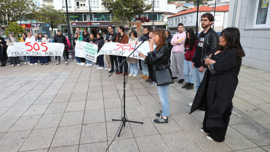 La comunidad educativa de Cee también salió a la calle para defender la educación pública de calidad