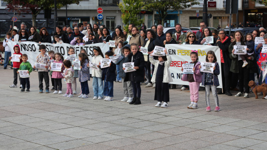 La comunidad educativa de Cee también salió a la calle para defender la educación pública de calidad