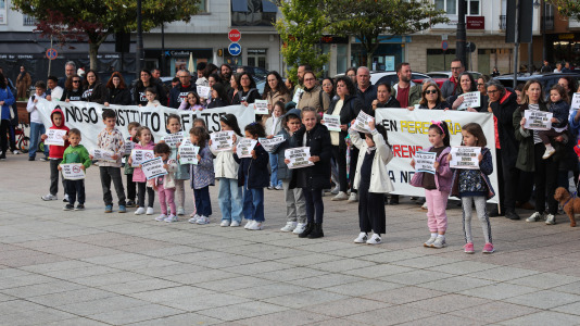 La comunidad educativa de Cee también salió a la calle para defender la educación pública de calidad