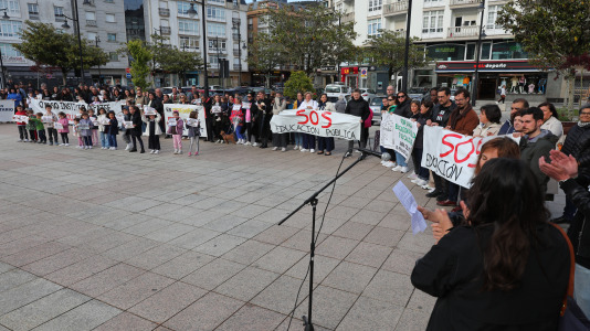La comunidad educativa de Cee también salió a la calle para defender la educación pública de calidad