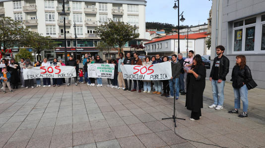 La comunidad educativa de Cee también salió a la calle para defender la educación pública de calidad