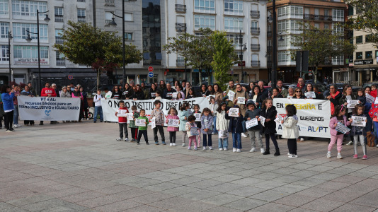 La comunidad educativa de Cee también salió a la calle para defender la educación pública de calidad