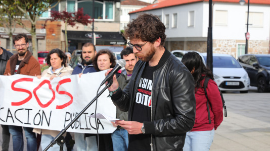 La comunidad educativa de Cee también salió a la calle para defender la educación pública de calidad