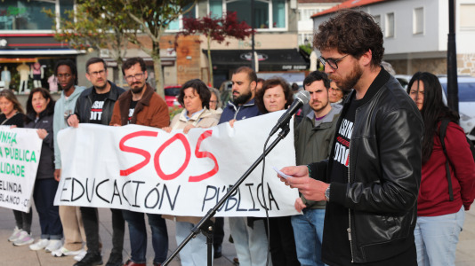 La comunidad educativa de Cee también salió a la calle para defender la educación pública de calidad